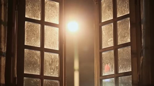 Alte schmutzige fabelhafte Fenster sind innen geschlossen
