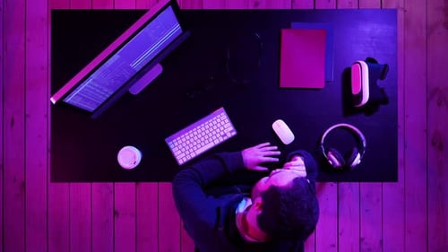 Bearded Programmer Hacker wartet auf die Verarbeitung des Programms