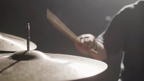 Schlagzeuger spielt beim Proben im Musikstudio Schlagzeug