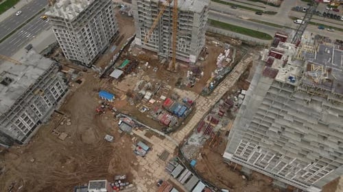 In einem Bogen über eine Baustelle fliegen. Moderne Stadtentwicklung.
