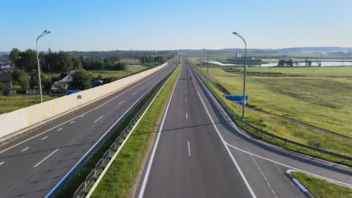 Zwei Motorradfahrer fahren auf Landstraße