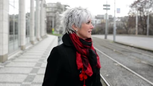 Mulher de meia idade perdida na cidade - Urban Street