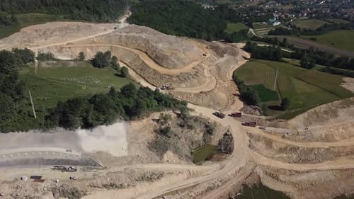 Vue aérienne du site de construction d'une nouvelle route ou d'une autoroute 4K - V15