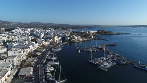 Vue aérienne du port de Chora sur l'île de Naxos dans les Cyclades en Grèce