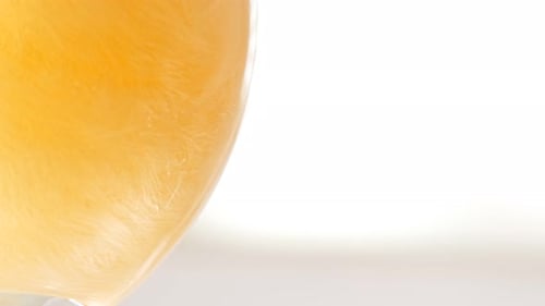 Vaso de cerveza lleno de sabrosas imágenes líquidas en 4K y 2160p UltraHD - Cerveza en el vaso, colores dorados