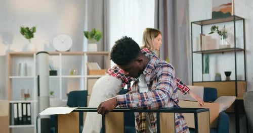 Un homme afro-américain mesure la taille du support avec un ruban à mesurer