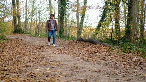 Herbst junger Mann