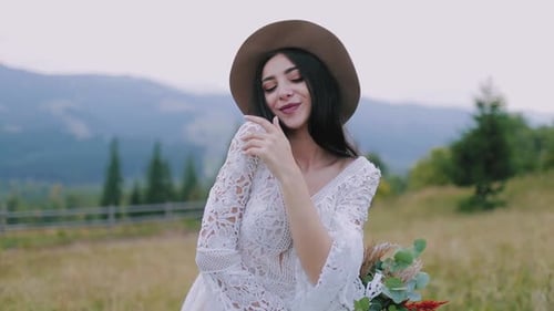 novia sonriente en la naturaleza
