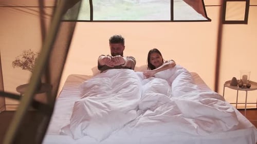 Couple se réveillant le matin