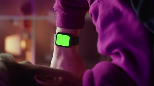 Vídeo vertical de hombre usando reloj inteligente con croma key closeup