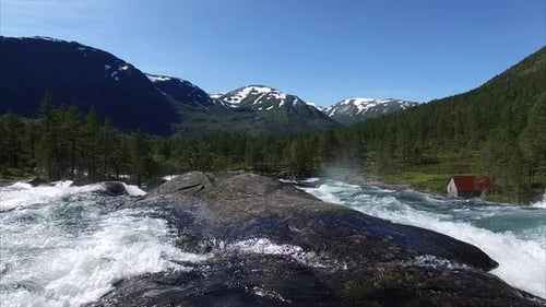Vuelo bajo el puente sobre una cascada en Noruega