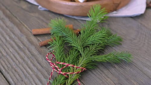 Heißes Wintergetränk: Schokolade in einer nackten Tasse. Weihnachtszeit. Gemütliche Wohnatmosphäre, hölzerner Hintergrund