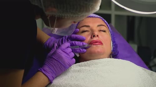 Cirugía plástica de inyección de labios