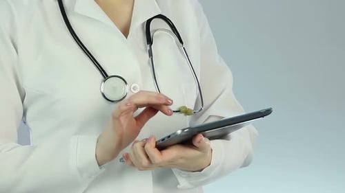 Médecin de l'hôpital vérifiant les antécédents médicaux du patient dans le dossier clinique Électronique