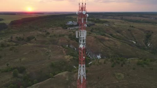 Sitio celular de una torre telefónica con transceptor de estación base 5G