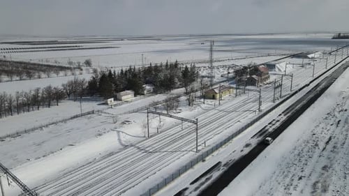 Alter schneebedeckter Bahnhof
