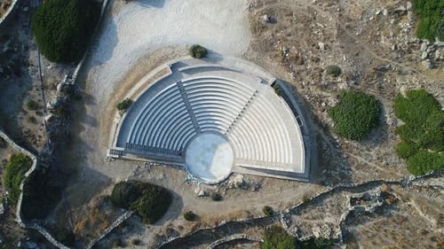 Amphithéâtre à Mylopotas sur l'île d'Ios en Grèce vue aérienne