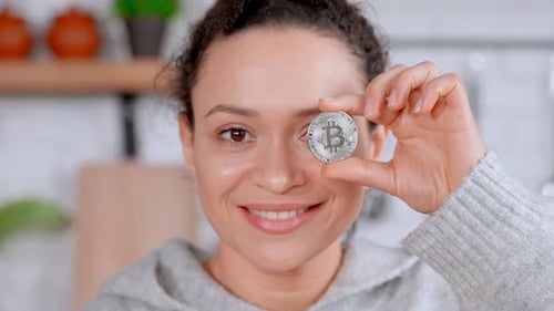 Femme joyeuse montrant des jetons commerciaux