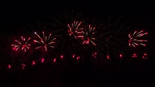 Echtes farbenfrohes Feuerwerk am tiefen Nachthimmel am 4. Juli, Feierlichkeiten zum Unabhängigkeitstag 2022, Höhepunkt