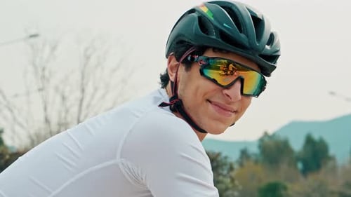 Radfahrer blickt in die Kamera