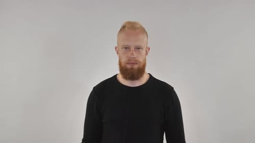 Der rothaarige Kerl mit einem Bart zeigt das Zeichen von Heavy Metal