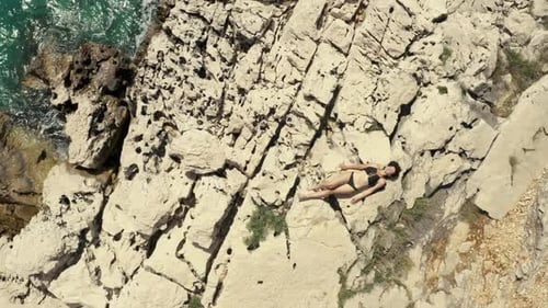 Vue Aérienne Jeune Fille Bronzant En Couchée Sur Un Swal Au Bord De La Mer