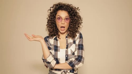 Linda modelo sorridente com penteado de cachos afro vestida com roupas modernas