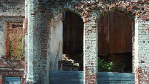 Zerstörte Burg Odzienas in Lettland, Detail der alten Burg. Konzept des 4K-Reisens