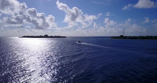 Weit oben abstrakte Ansicht eines weißen Paradiesstrandes und eines aquablauen Ozeanhintergrunds in