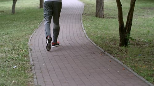 Mann läuft im Stadtpark