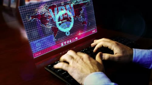 Mann tippt auf Tastatur mit VPN auf Hologramm-Bildschirm