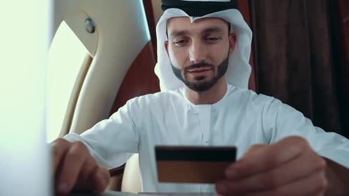 Homem árabe voando em seu jato particular para Dubai.