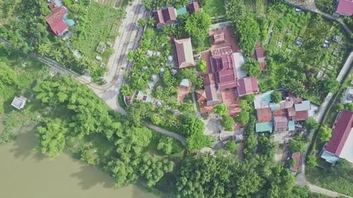 Complejo de templos con vista aérea entre un parque cerca del río en Vietnam