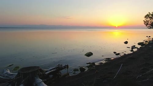 Lac Sevan avec coucher de soleil en Arménie