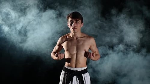 Man trainiert Taekwondo oder Karate auf Schwarz