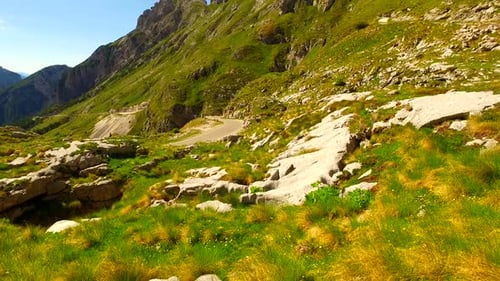 Rocas afiladas peligrosas bajo las montañas
