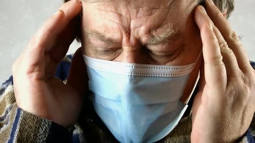 Un homme malade portant un masque médical suffoque, respire lourdement, il n'a pas assez d'oxygène