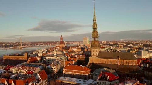 Vista aérea del casco antiguo de Riga durante la puesta de sol