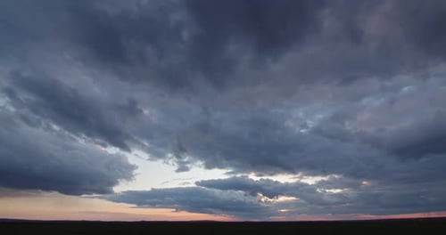 Nubes sombrías al atardecer, tormentosas. Lapso de tiempo