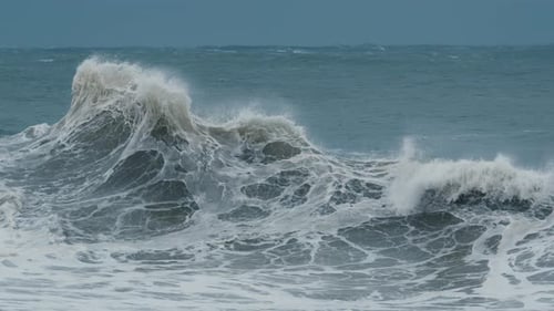 Große Welle mit Schaum und Dreck bricht bei starkem Sturm im Atlantik an der Küste