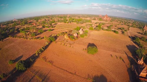 Survol des temples de Bagan en soirée