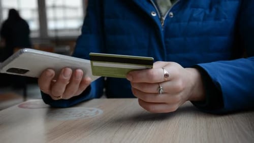 Female Hands paga en línea ordenando el almuerzo por teléfono con tarjeta