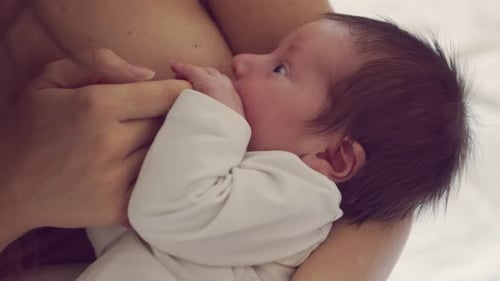 Mamá amamanta a un bebé lactante. Retrato de primer plano del bebé y la madre.