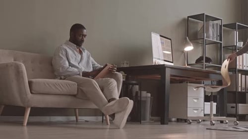 Des collègues masculins travaillant ensemble dans un bureau moderne