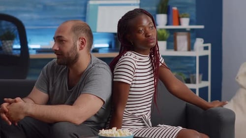 Pareja interracial enojada que tiene problemas de relación