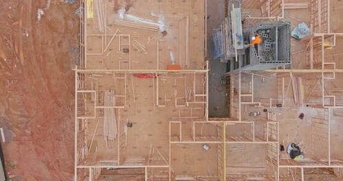 Vista panorámica: marco de viga sin terminar de un muro de desarrollo de construcción residencial de apartamentos