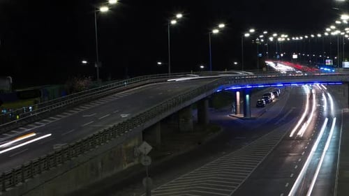 Lichter von Autos auf der Straße einer großen Nachtstadt, Zeitraffer, Brücke