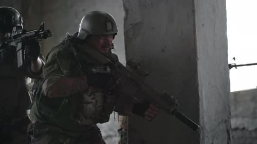 Bewaffnete Männer inspizieren Gebäude mit Waffen
