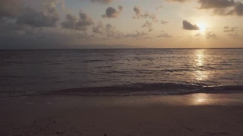 Praia tropical ao pôr do sol