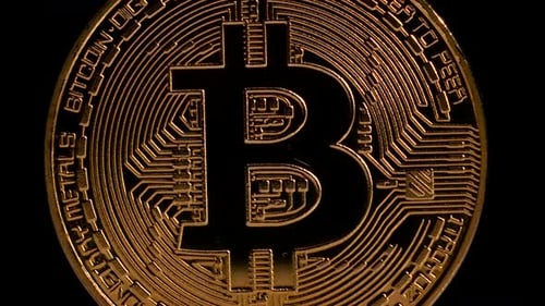 Kryptowährung Gold Bitcoin - BTC - Bitmünze, rotierend auf Schwarz